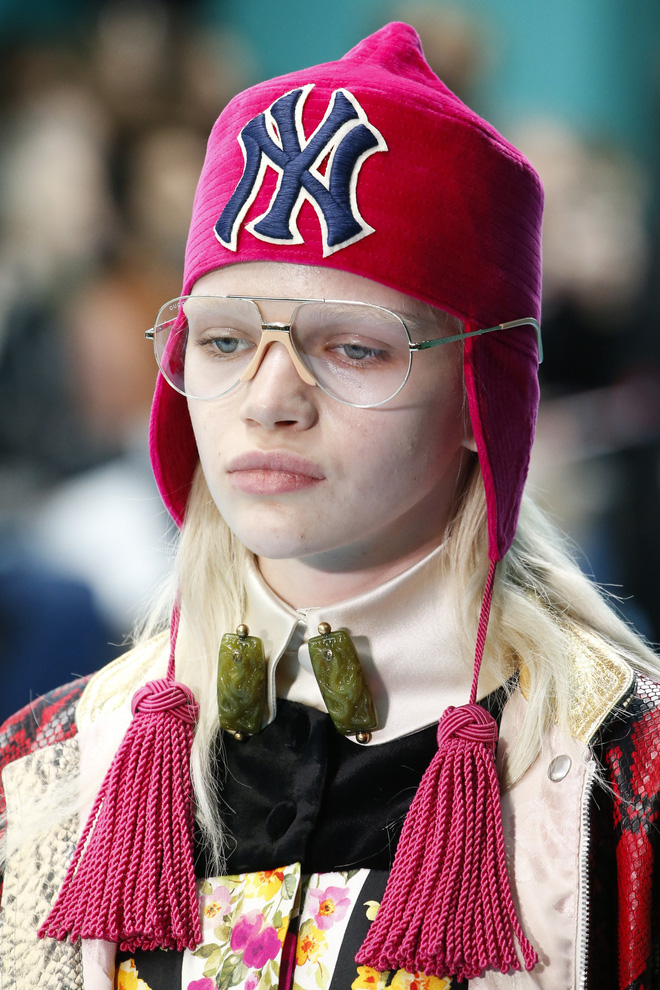 Show mới của Gucci dị quên lối về: Người mẫu ôm... thủ cấp để catwalk, kẻ lại vác nguyên con rồng